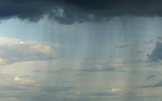 Synoptycy ostrzegają przed burzami i intensywnym deszczem